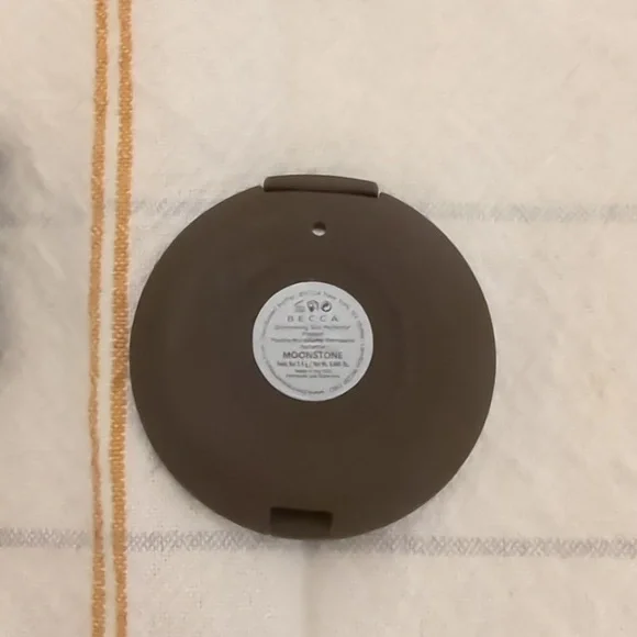 Makeup bundle -Mac eyeliner, Becca highlighter - Picture 7 of 9